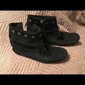 Minnetonka Side ZIP Double Fringe Black Boot